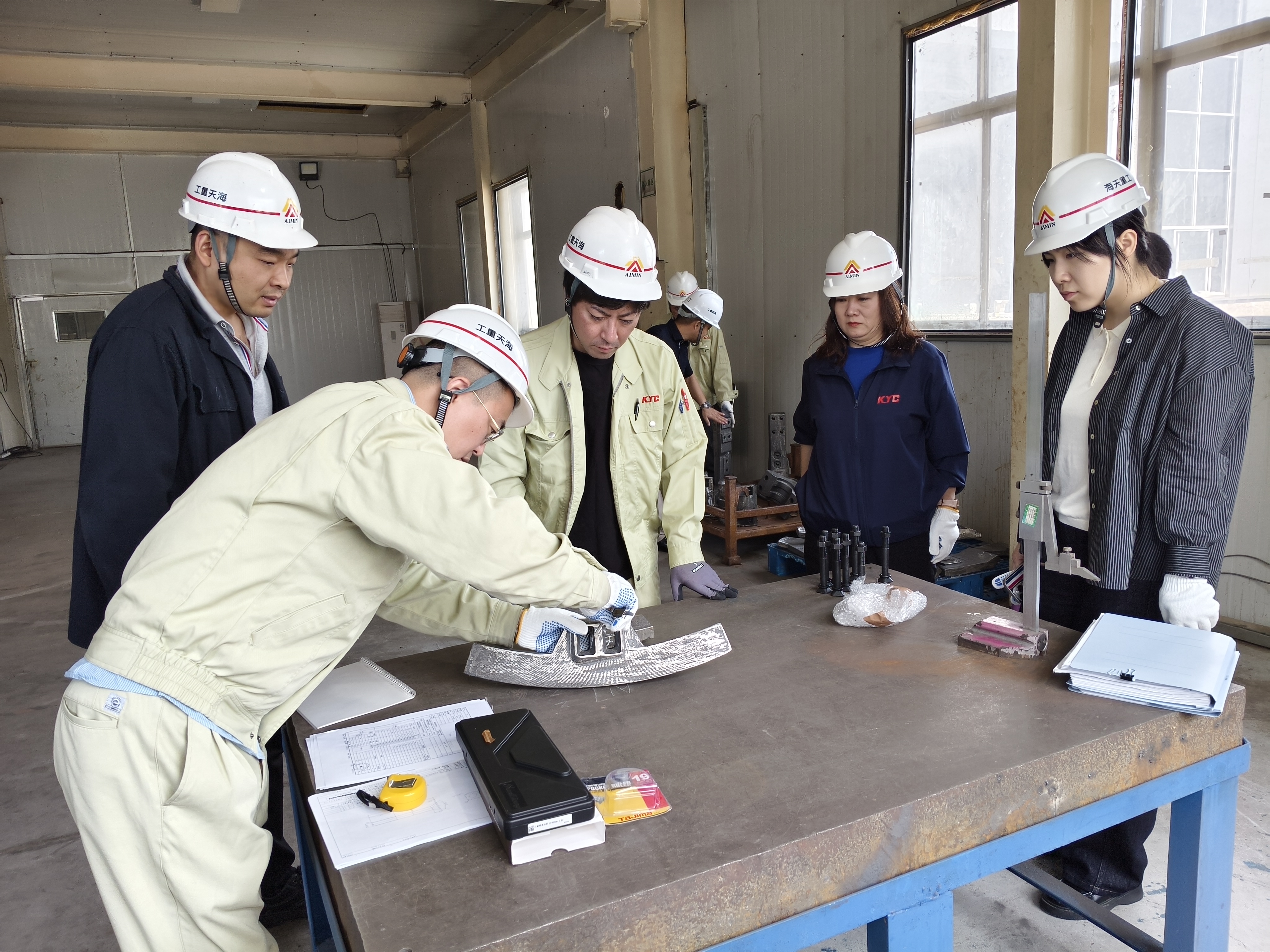 Japanese Customers and Haitian Casting jointly developed new products, and the technical team visited our company to accept the wear-resistant parts.